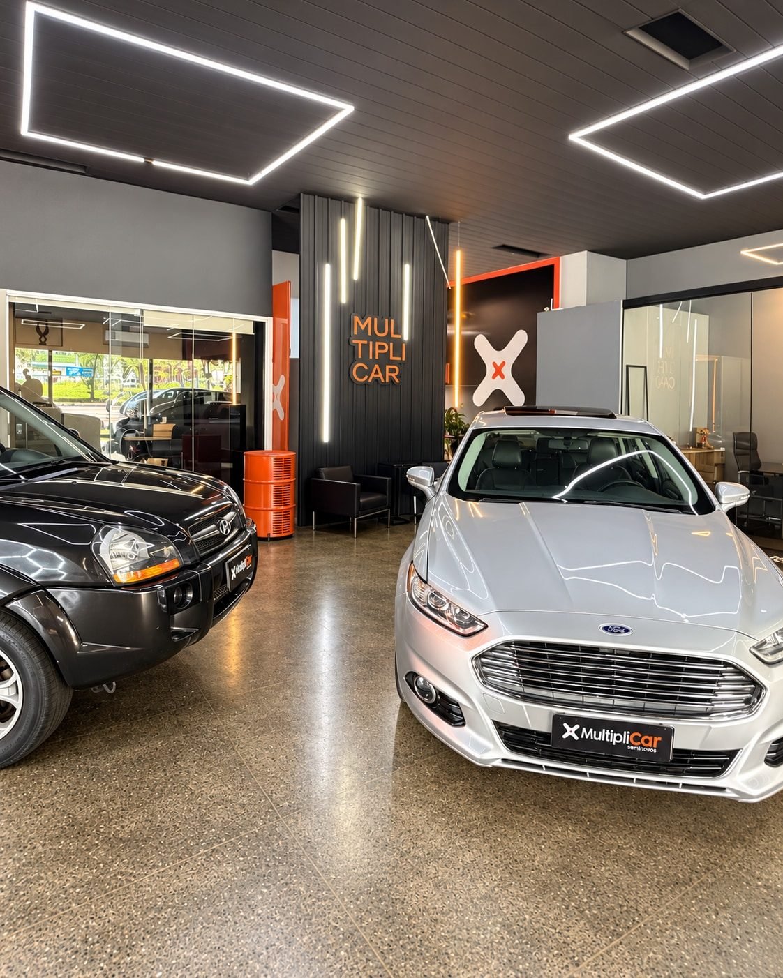 Ford Fusion prata e Hyundai Tucson na área de atendimento